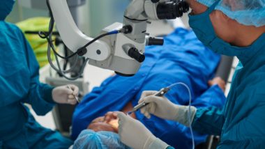 Doctor performs eye surgery - oculentis