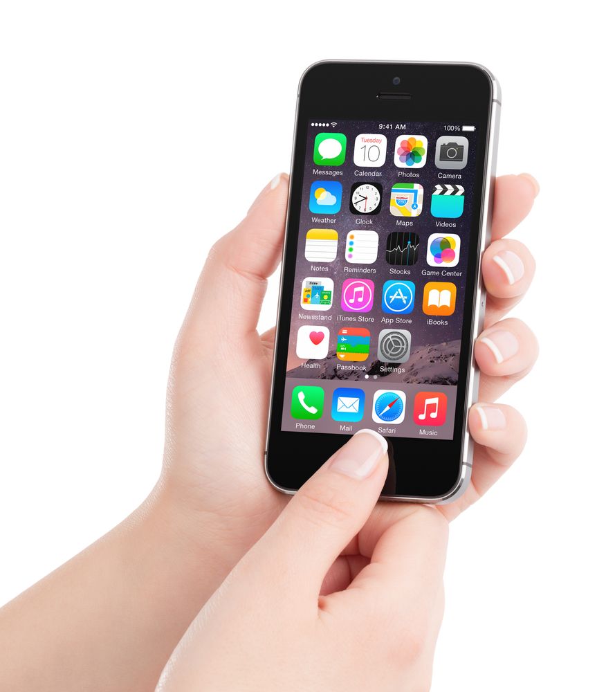 Apple Space Gray iPhone 5S with iOS 8 homescreen on the display
