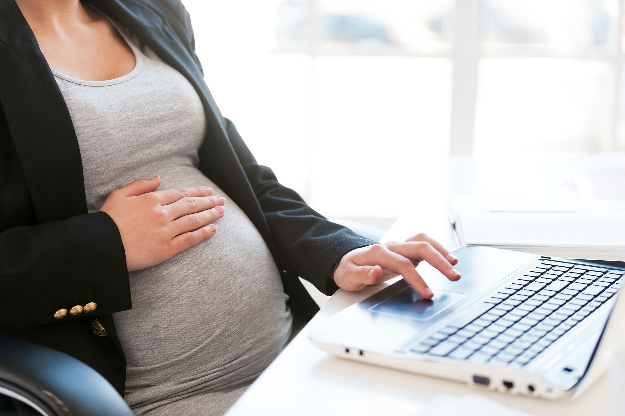 pregnant-woman-working-laptop