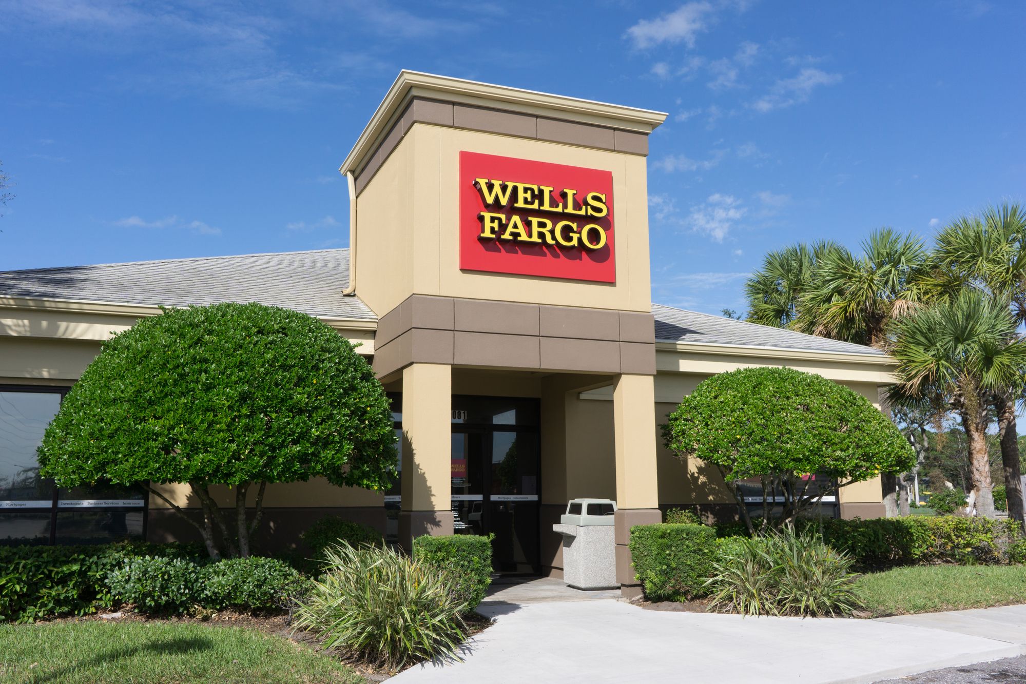 JACKSONVILLE, FL-OCTOBER 16, 2016: A Wells Fargo Bank Branch in Jacksonville, Florida. Wells Fargo & Company was founded in 1929 and currently has 9,000 bank branches in 39 states.
