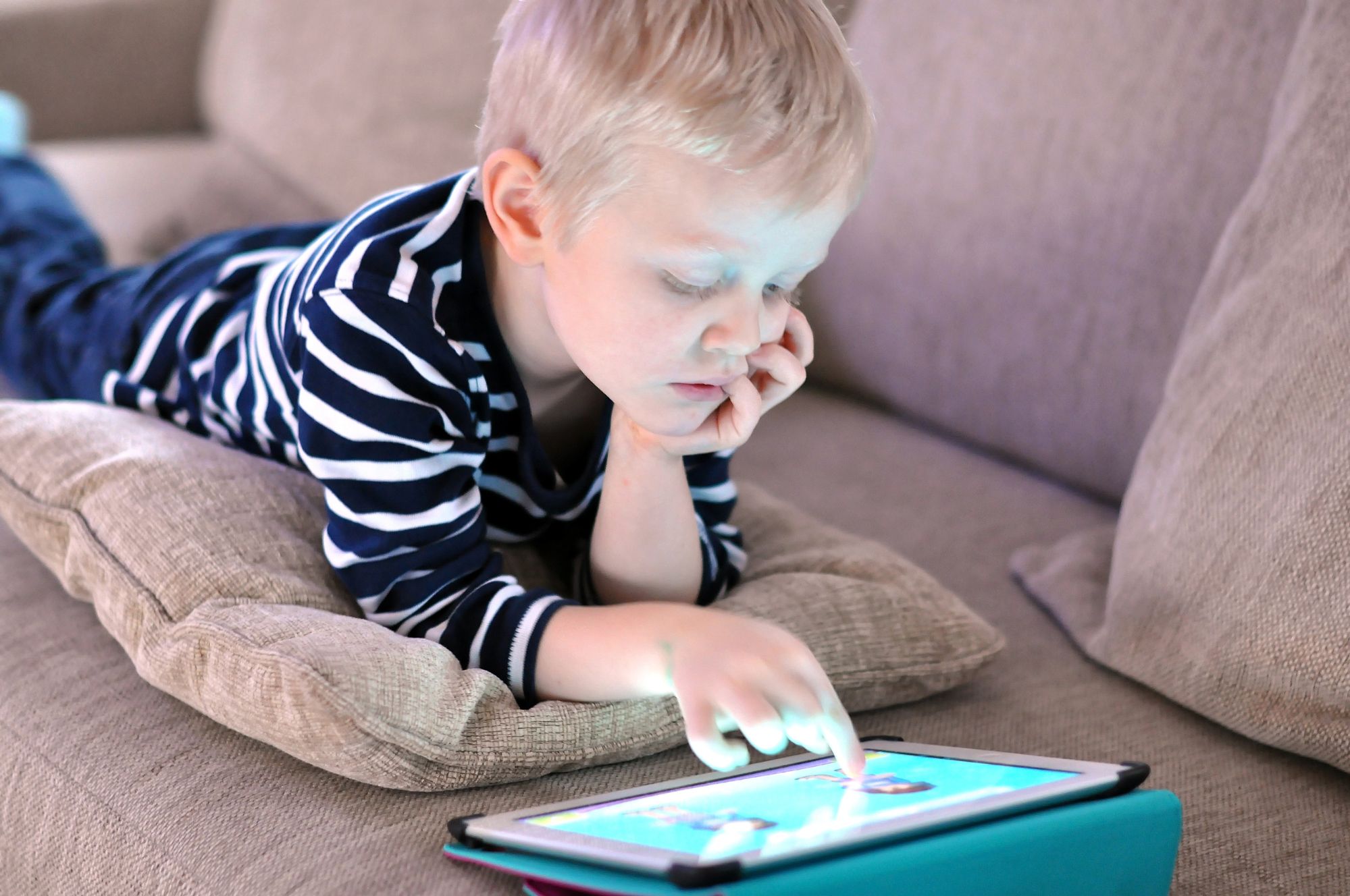child-with-tablet-vtech-data-breach