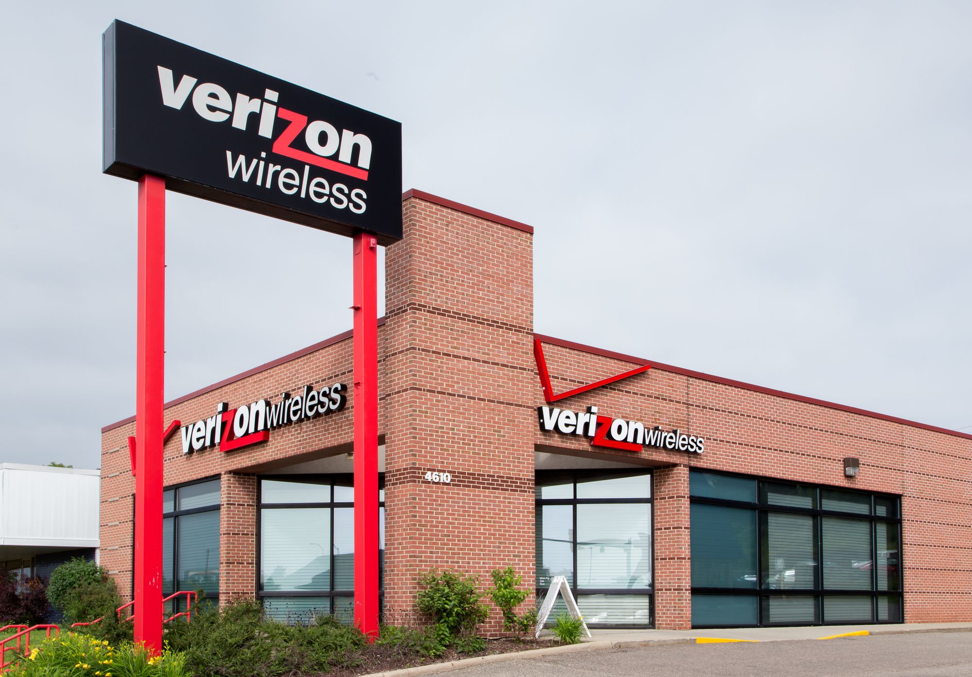 Verizon Class Action Alleges eSIM Conspiracy with AT&T to Stifle