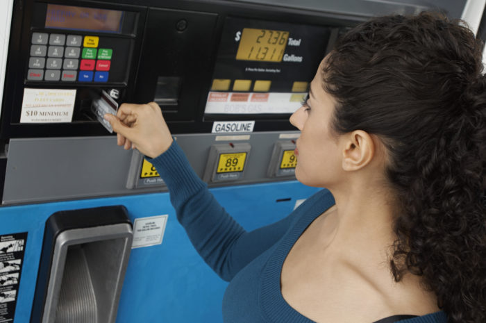woman paying for gas at Hy-Vee gas station