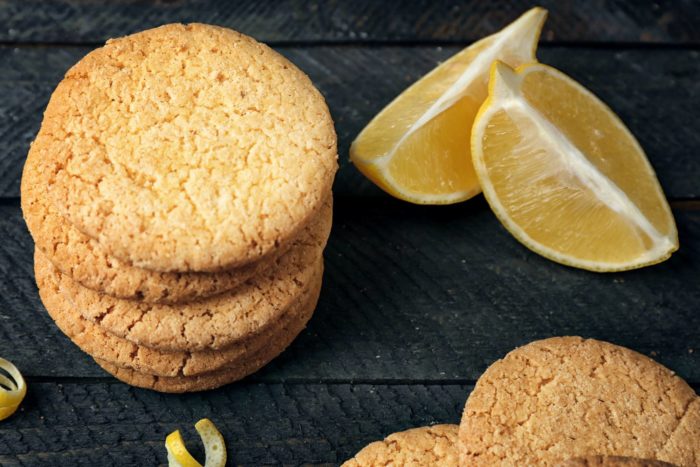 lemon snap cookies with lemon wedges