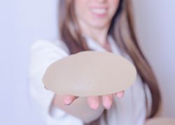 There is no good evidence that suggest breast implants prevent cancer. 
