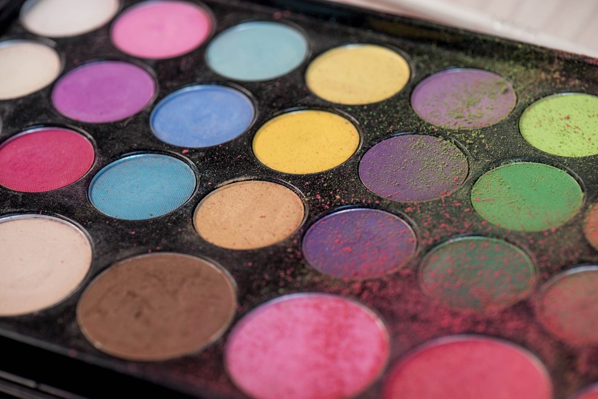 Some Jmkcoz eye shadow palettes may be tainted with asbestos.