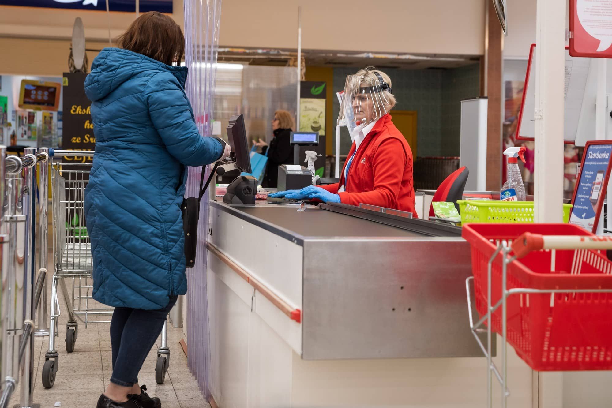 How Grocery Clerks Are At Risk of Developing Coronavirus Symptoms