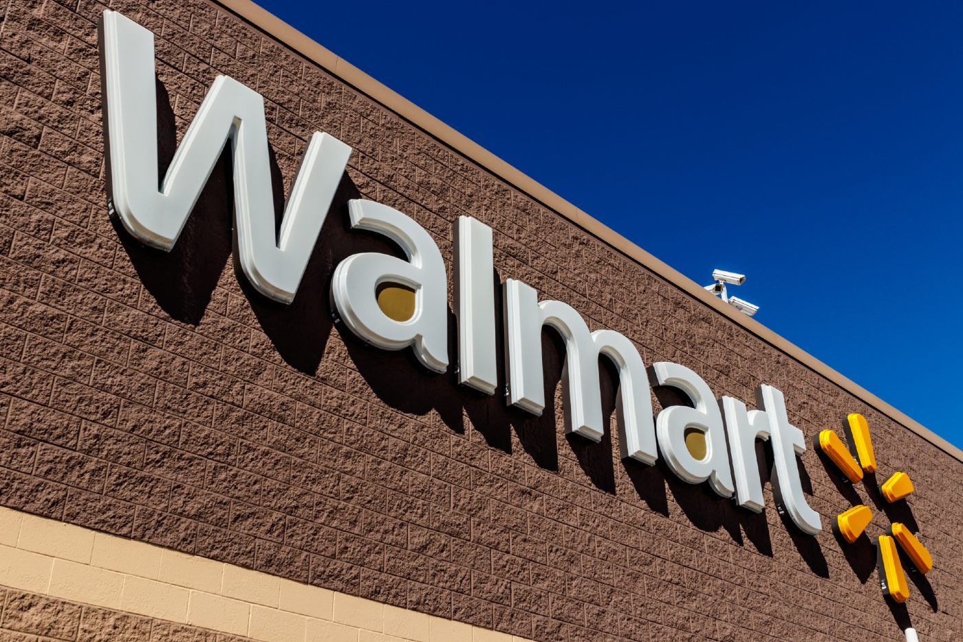 Walmart sign on store building - hiring discrimination