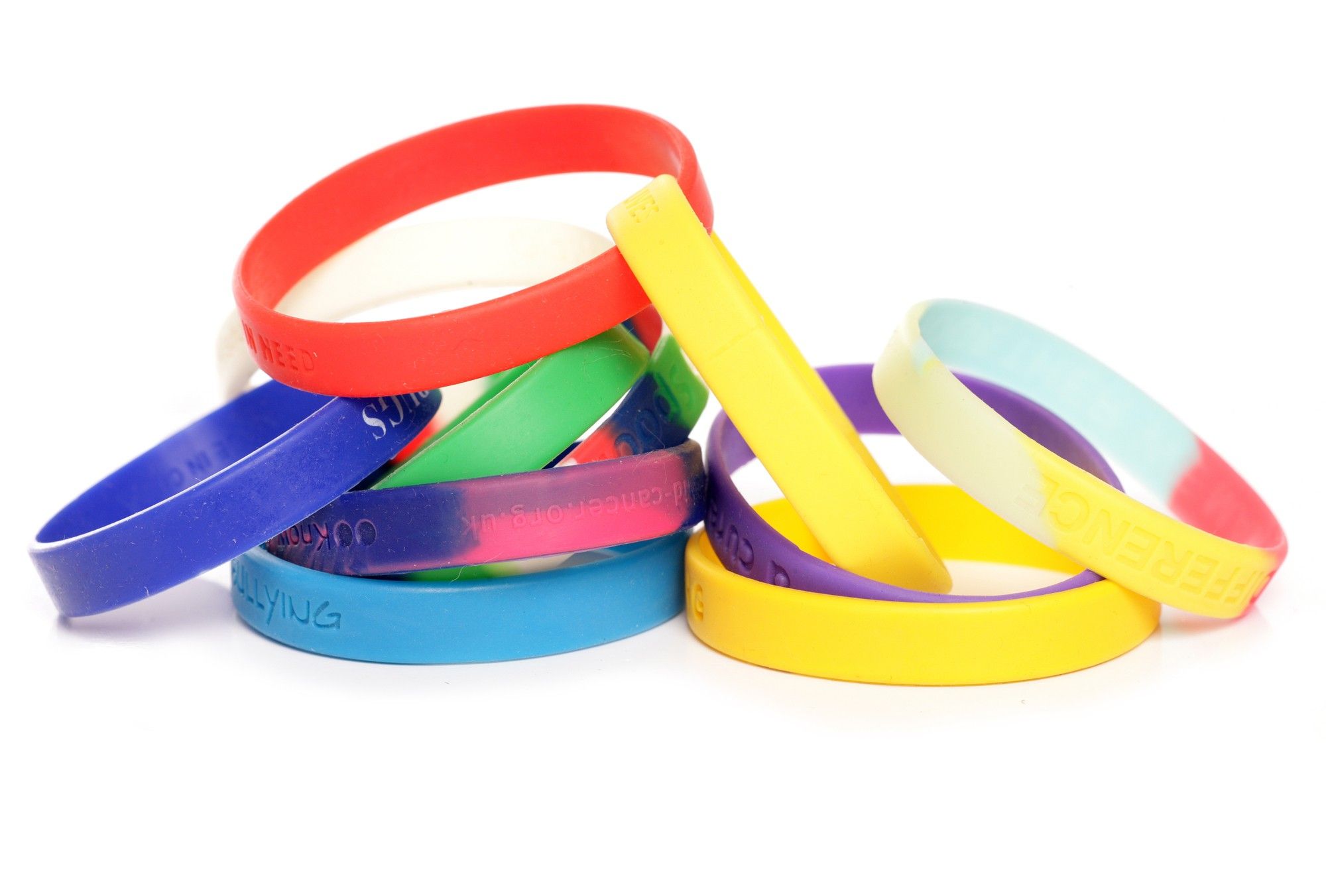 A settlement has been reached to resolve claims that customized silicone wristbands and pin buttons were overpriced.