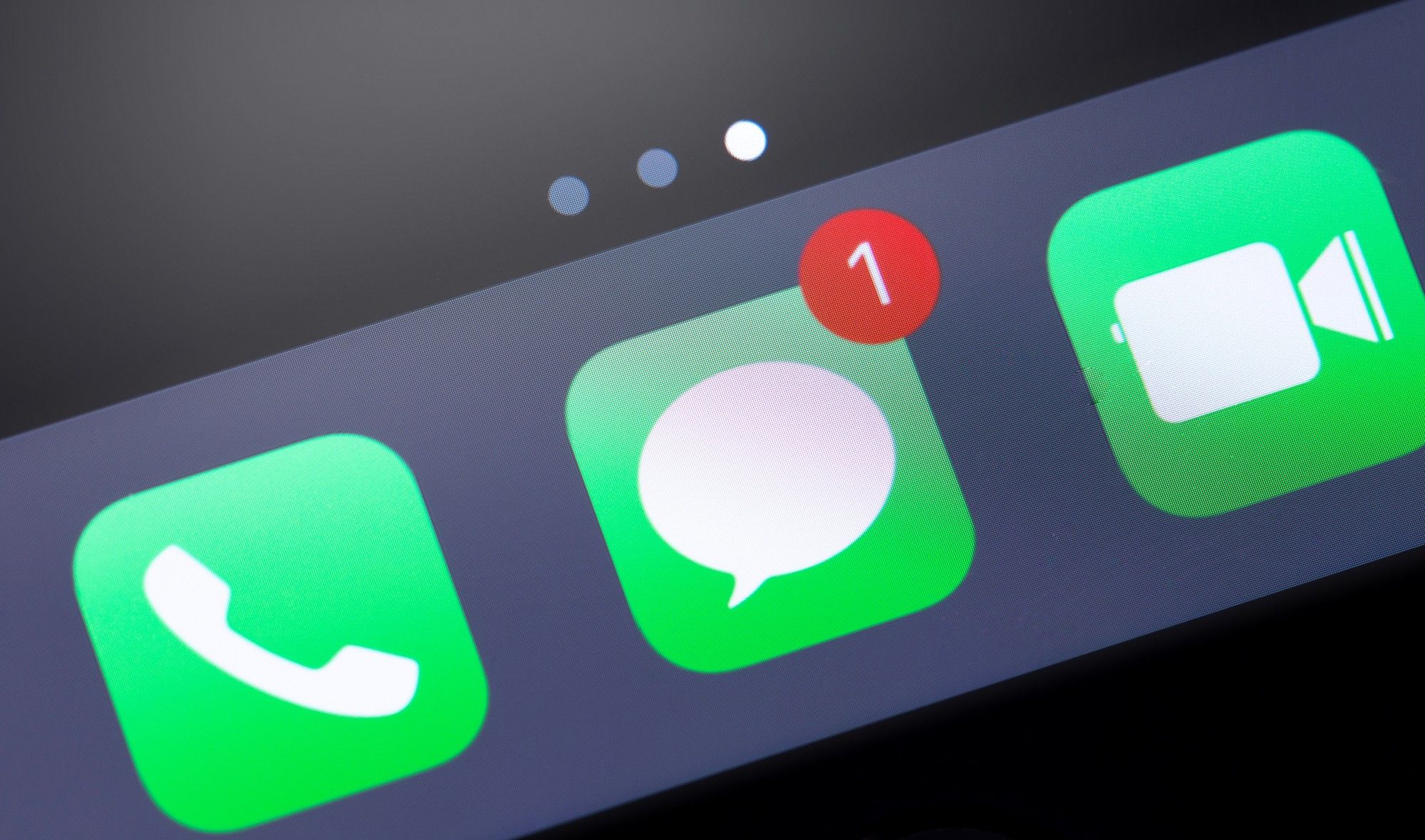 An iMessage class action lawsuit urges the court to deny a bid for arbitration.