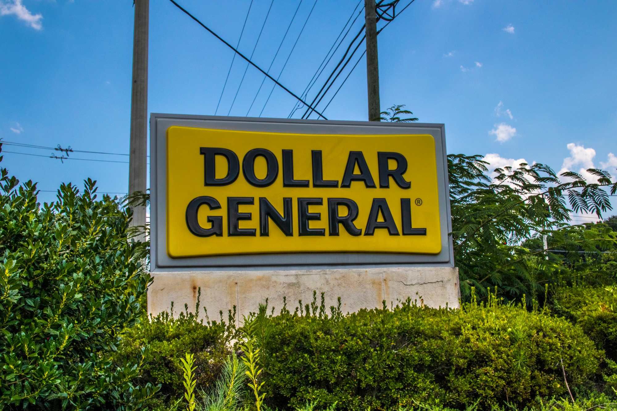 Dollar General sign regarding the class action lawsuit settlement over infant pain relievers 