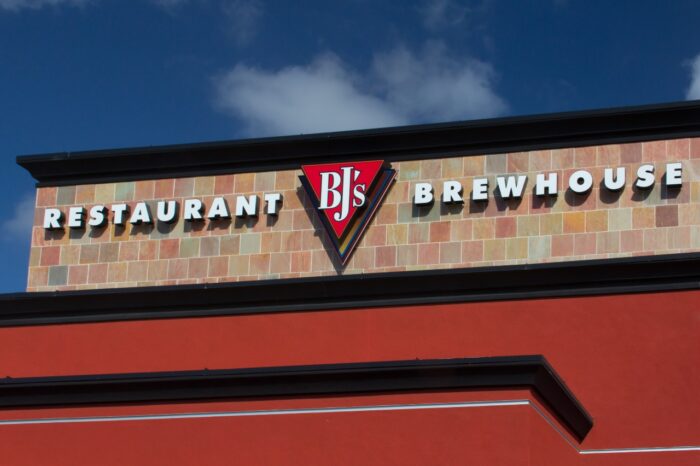  BJ's Restaurant Brewhouse Sign.