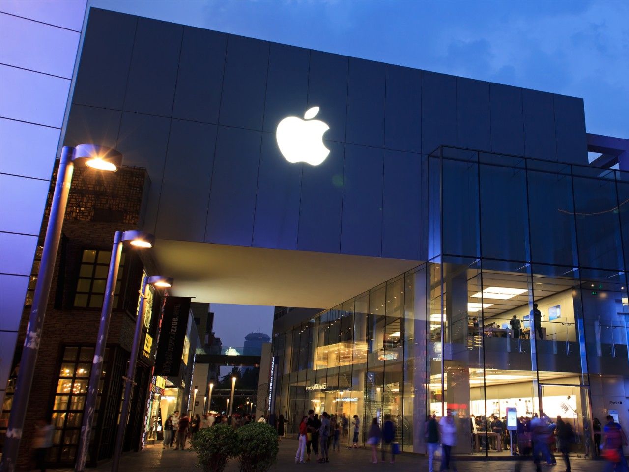 Apple's $30 mln settlement over employee bag checks gets court