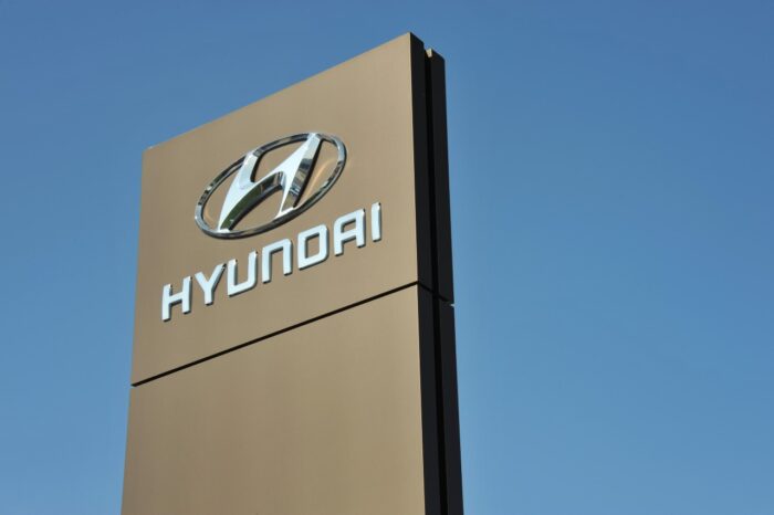 Sign at the entrance to Hyundai store
