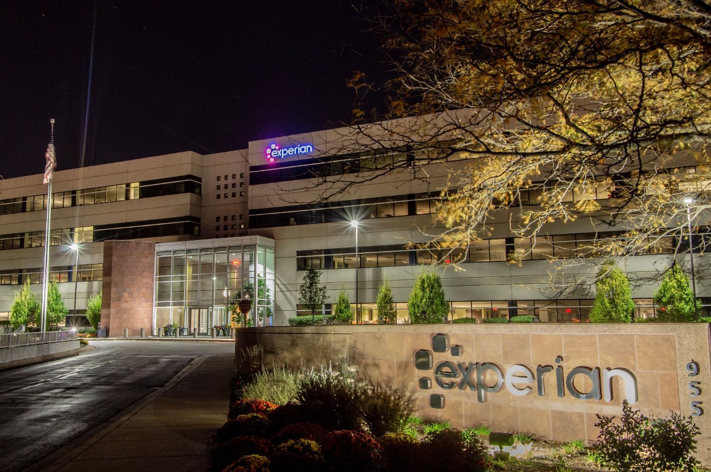 Exterior nighttime shot of Experian office building in Schaumburg, IL - false credit reporting