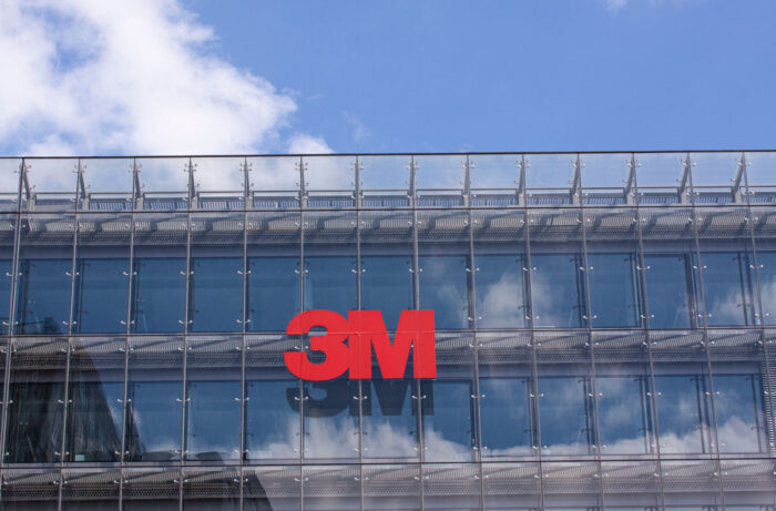 Sign on modern glass building facade with the logo of The 3M Company.