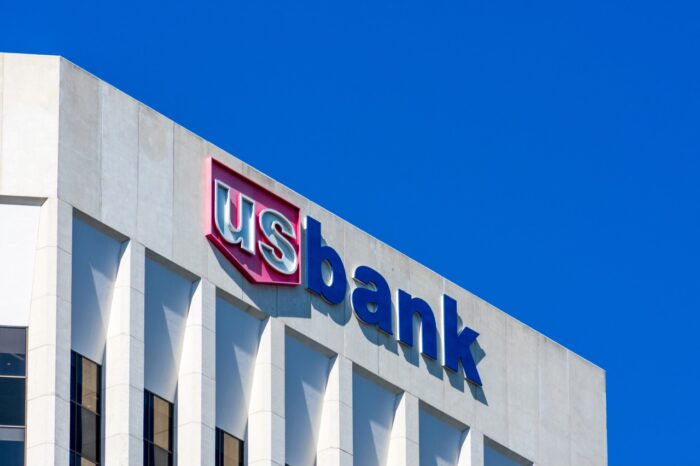 U.S. Bank sign atop main branch building under blue sky - U.S. bank class action lawsuit