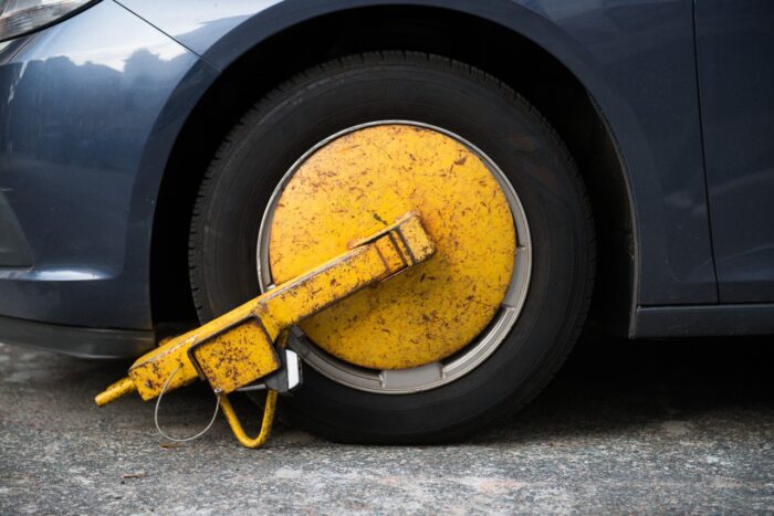 Car wheel blocked by wheel lock - boot man, booting class action