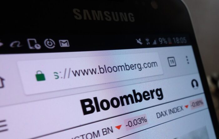 Bloomberg website displayed on Samsung smartphone