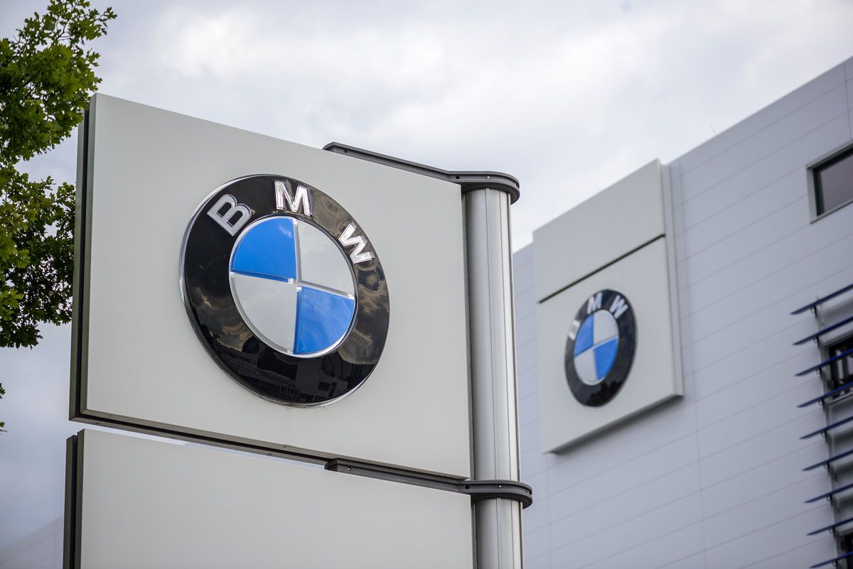 BMW logo doesn't actually depict a propeller