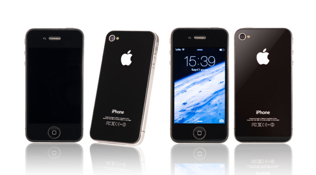Four iPhone 3 Generations standing up in a line, representing the Apple ID users class action