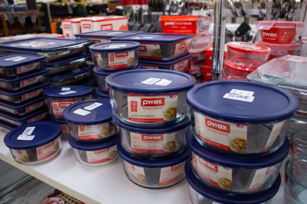 New Pyrex glassware is seen stacked stacked on top of each other on a store shelf, representing the Pyrex glassware class action