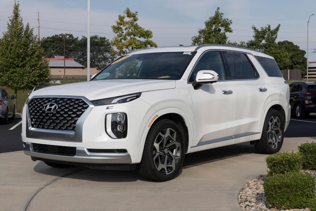 A white Hyundai Palisade in a parking lot, representing the Hyundai Palisade tow hitch class action.