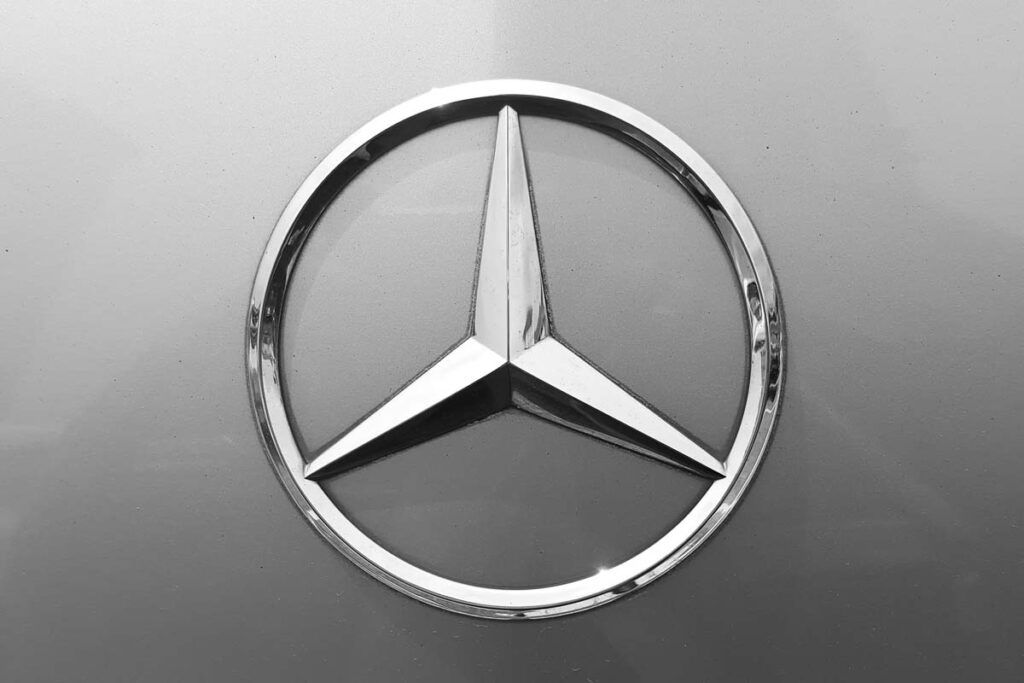 Close up of Mercedes emblem, representing the Mercedes-Benz GLC300 recall.
