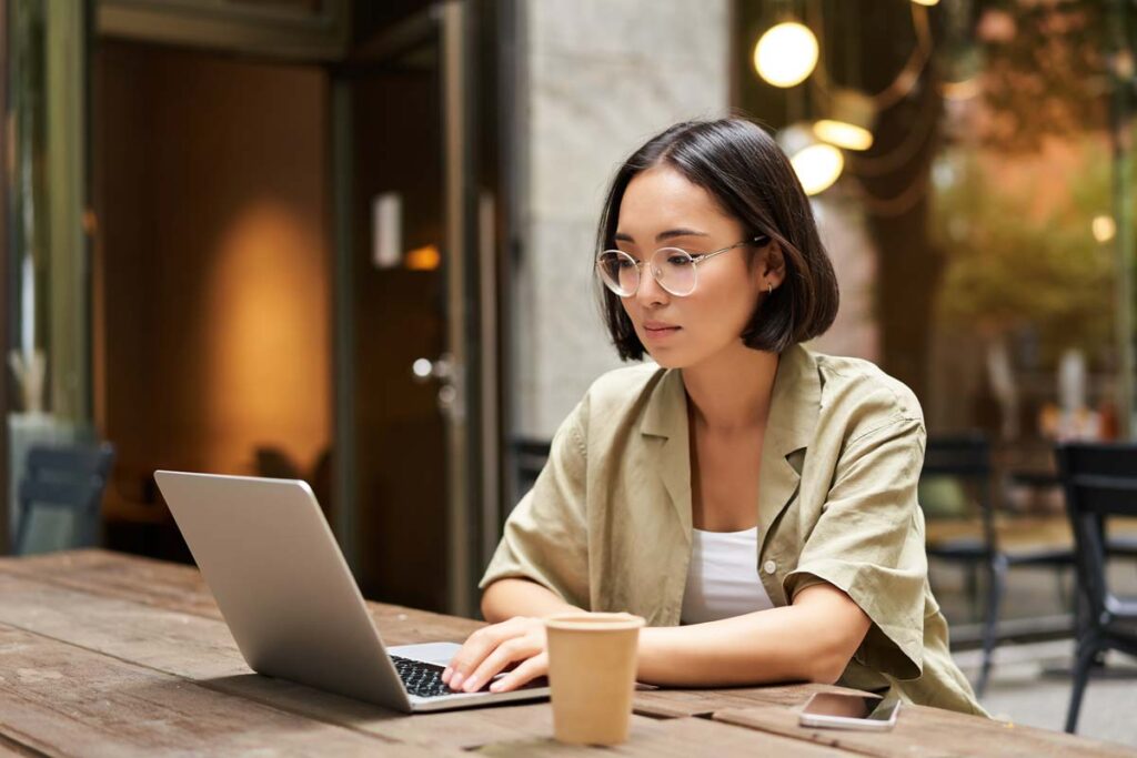 Girl using a computer, representing the SelectBlinds class action settlement.