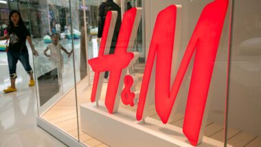 Close up of H&M signage, representing the H&M recycled and organic class action.
