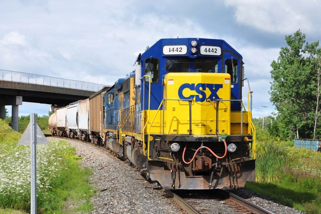 Front view of a CSX train, representing the CSX train derailment class action.