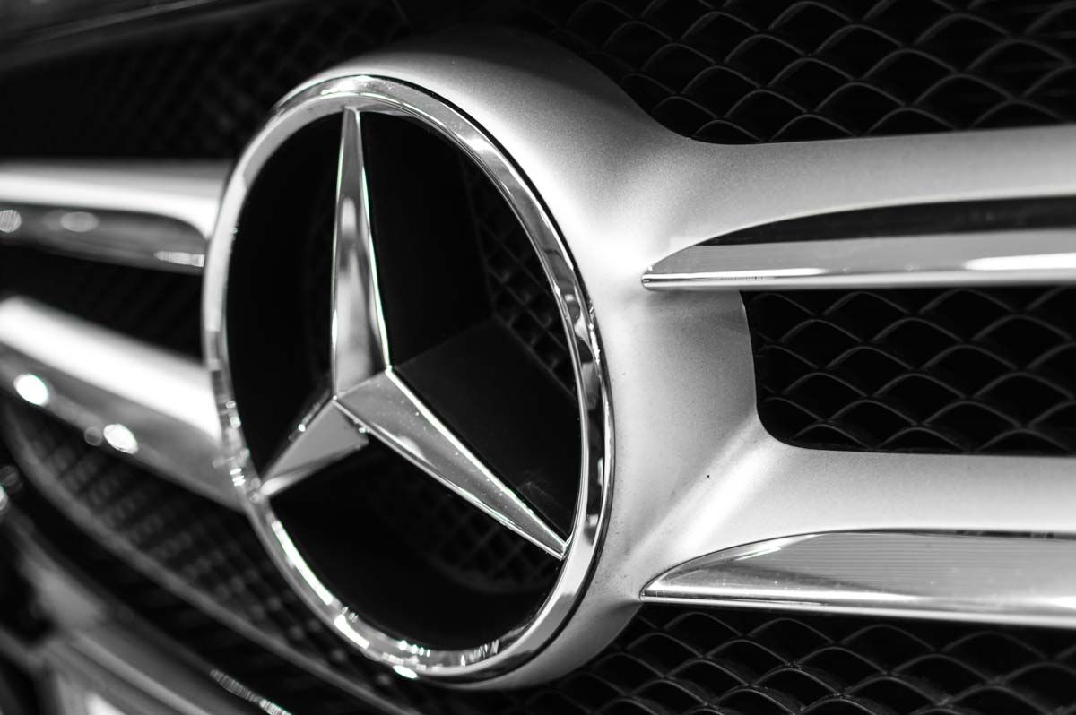 Close up of an Mercedes emblem on a front bumper, representing the Mercedes-Benz defects.