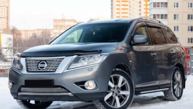 A gray 2015 Nissan Pathfinder, representing the Nissan class action.