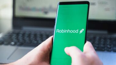 Close up of Robinhood logo displayed on a smartphone screen, representing the Robinhood referral text messages settlement.