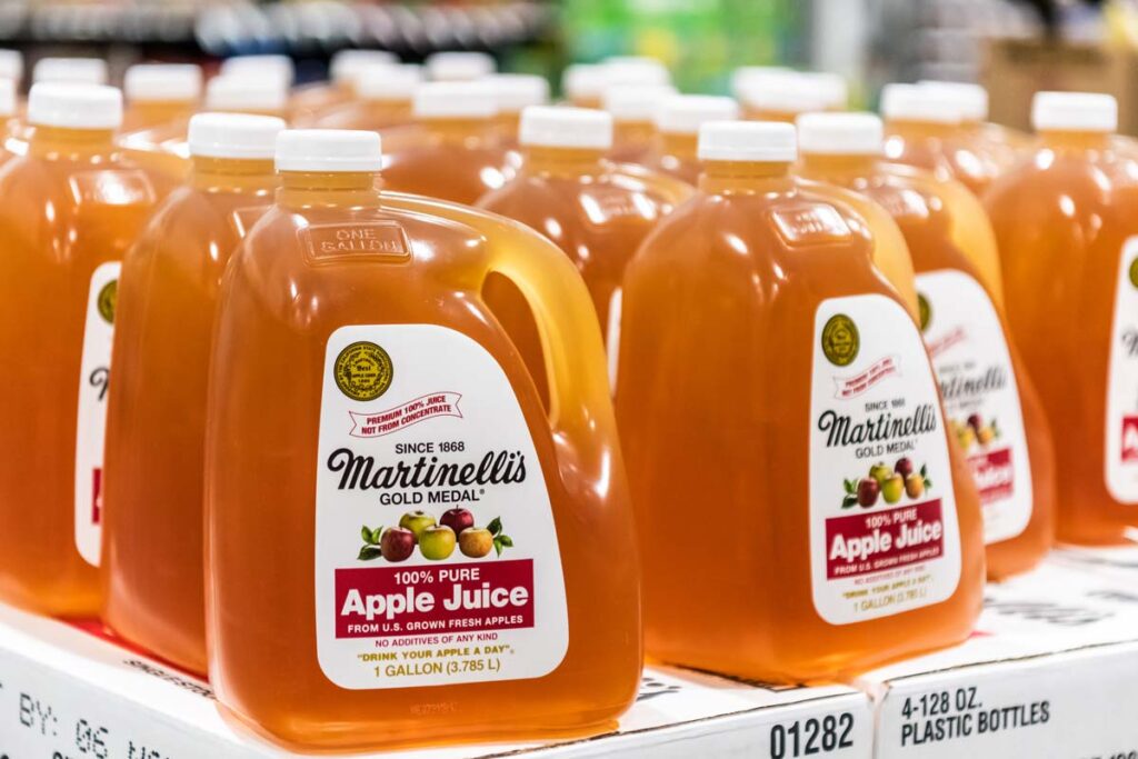 Martinelli Apple Juice products on a supermarket shelf, representing the Martinelli apple juice class action.