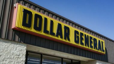 Close up of Dollar General signage, representing the Dollar General class action.