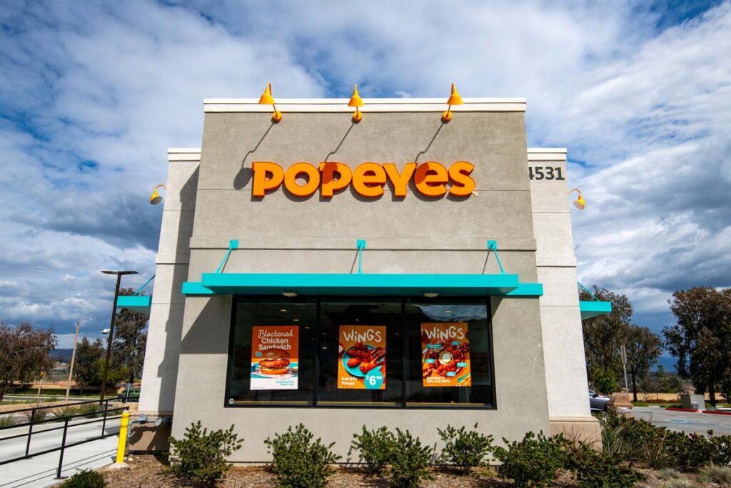 Exterior view of a Popeyes restaurant representing the Popeyes class action lawsuit.
