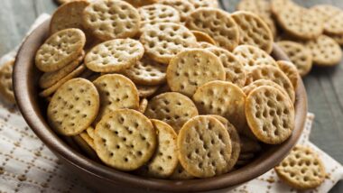 Close up of round wheat crackers in a bowl, representing the Back to Nature false advertising lawsuit.