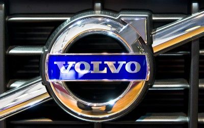 Chrome Volvo logo on grille - windscreen wiper defect