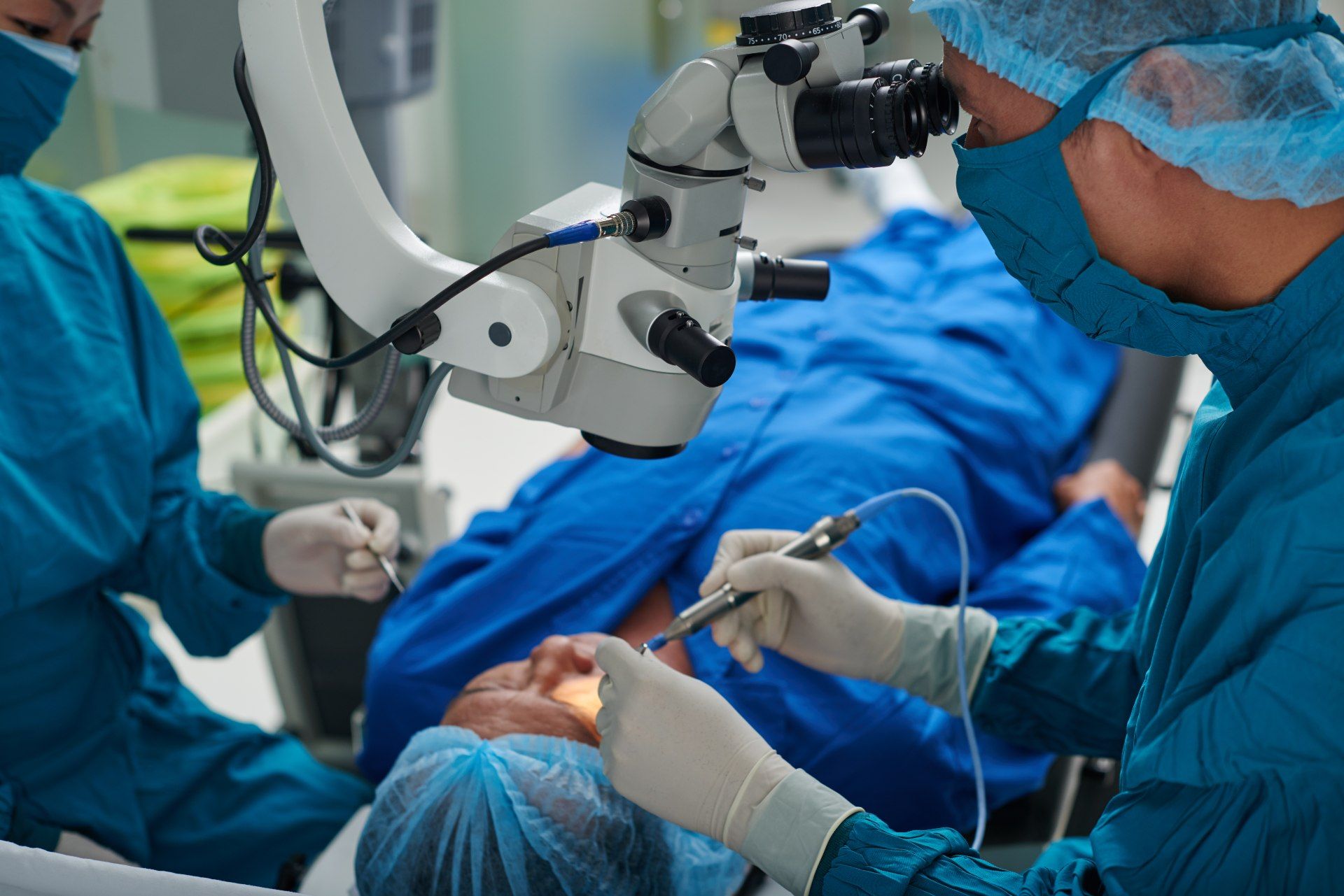 Doctor performs eye surgery - oculentis