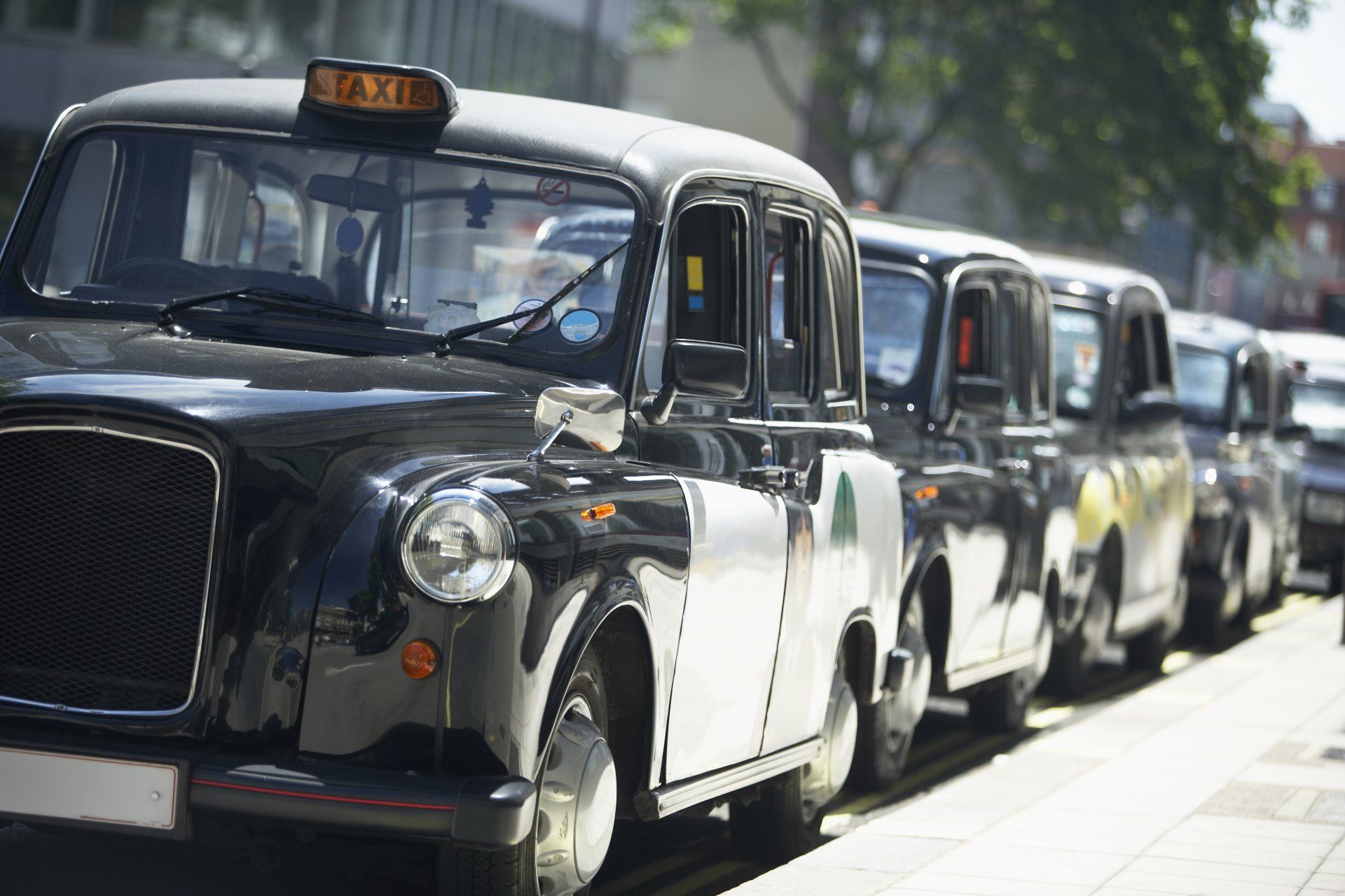 More Than 10K Taxi Drivers Registered for London Cabbie Group Action Against Uber