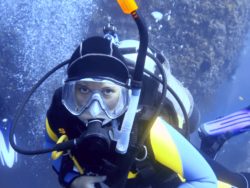 Scuba diver looking upset underwater regarding the Suunto defective dive computer class action lawsuit filed