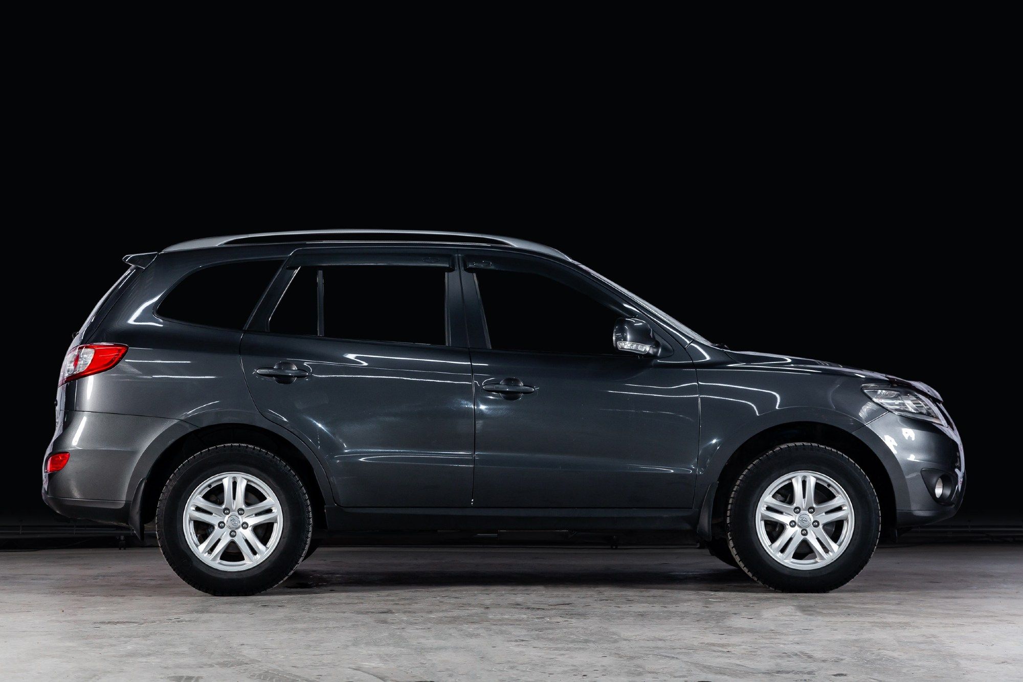 Side view of a dark grey Hyundai Santa Fe - Hyundai recall