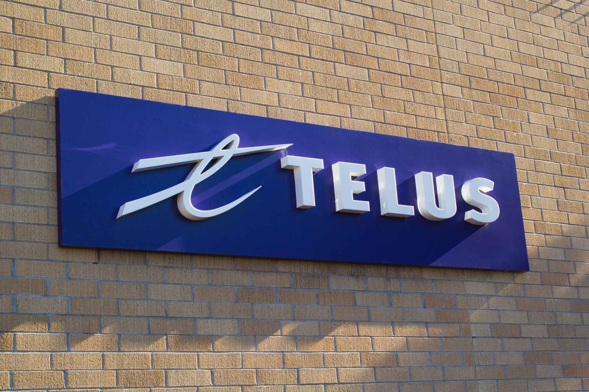 Telus sign regarding the Telus illegal cancellation fees class action lawsuit