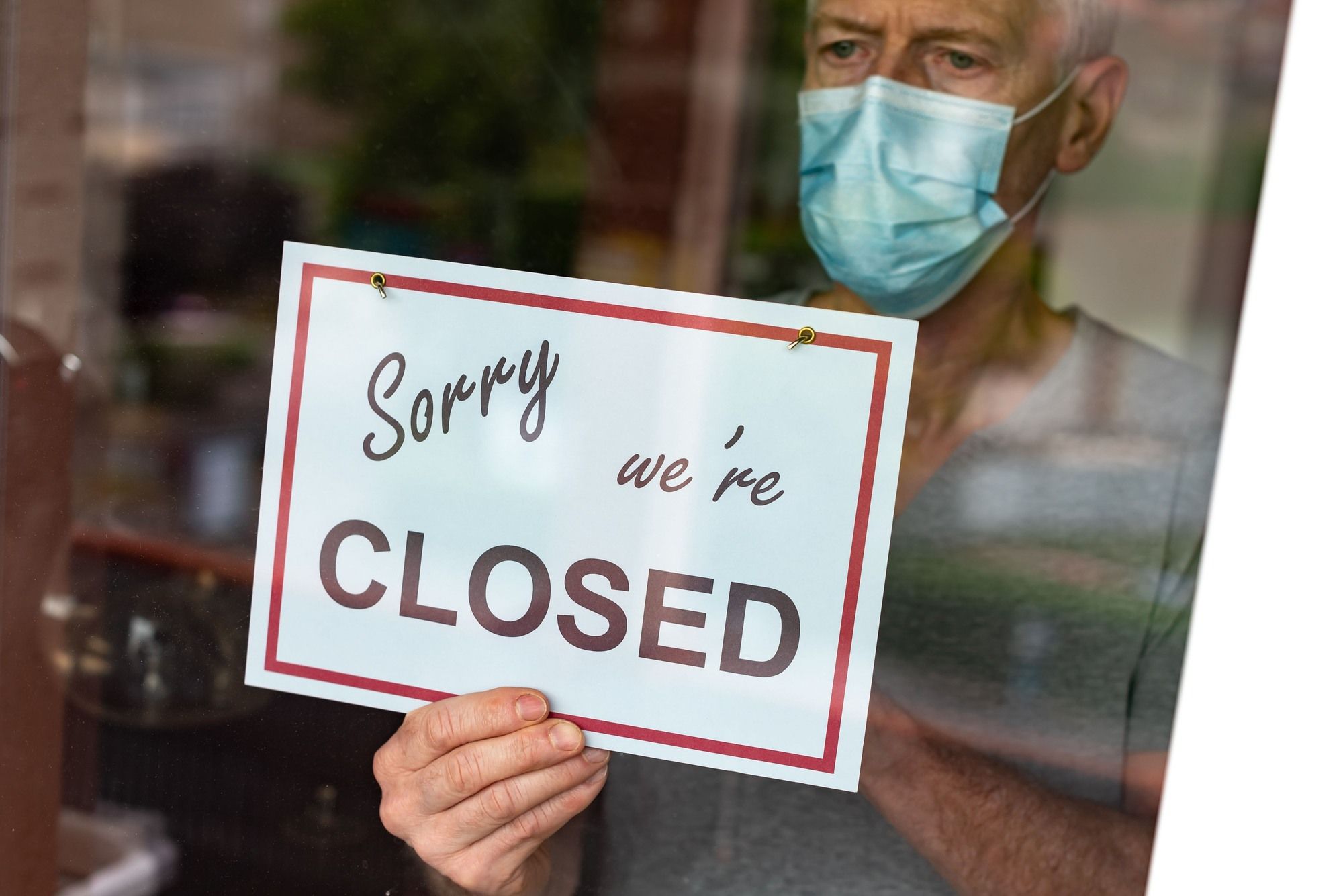 Closed sign regarding the restaurant business interruption class action lawsuit