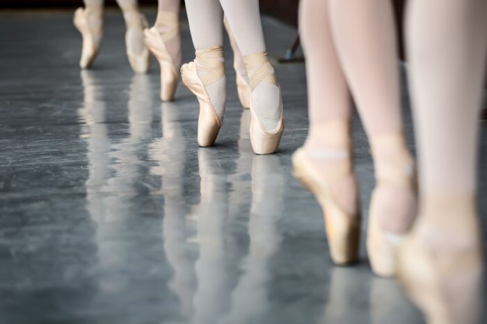 Legs dancers on pointe, near the choreographic training machine - Royal Winnipeg Ballet class action